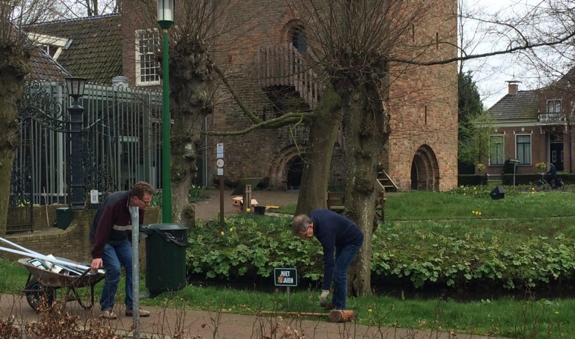 Vrijwilligers aan het werk rond De Schierstins in Feanwâlden.