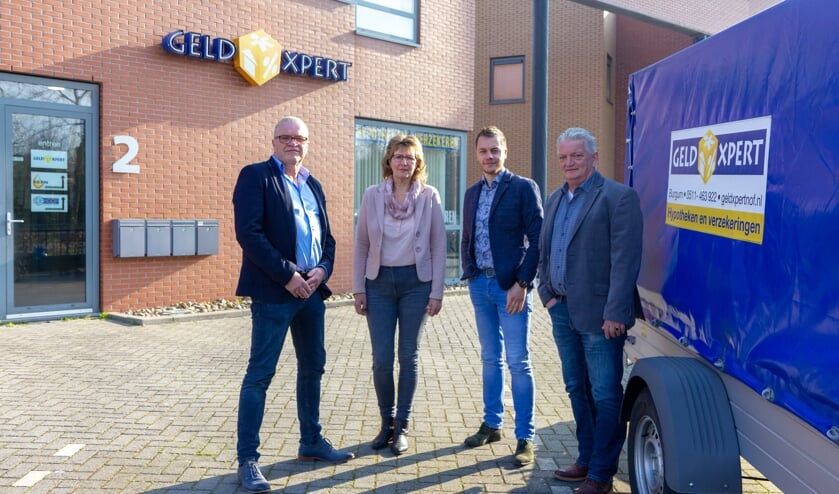 Het team van GeldXpert Noordoost Friesland: Heine Kooistra, Alie Braaksma, Freddie Kooistra en Jappie Braaksma. Op de foto ontbreekt freelancer Wendy Keizer-Wijma.