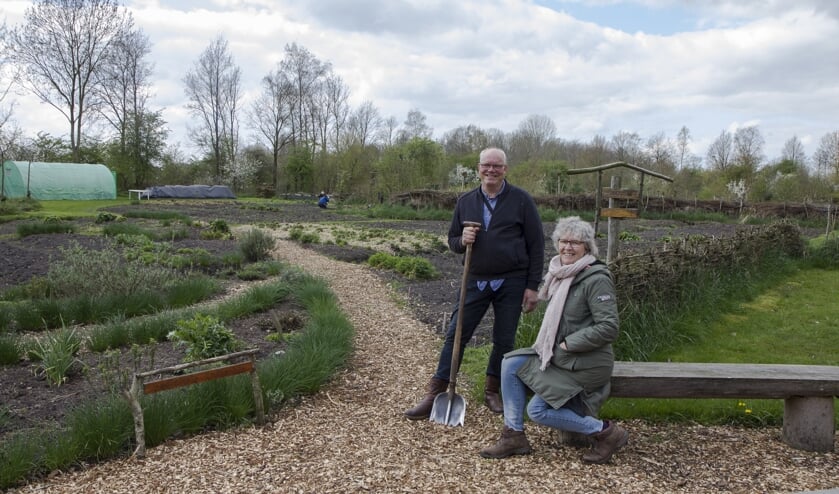 Eliza (links) en Anna Janse zijn twee vrijwilligers in de Dorpstuin van Hurdegaryp. Iedere dinsdag en donderdag en eerste zaterdag van de maand zijn hier mensen. "Educatie vinden wij heel belangrijk. Belangstellenden met vragen zijn altijd welkom."