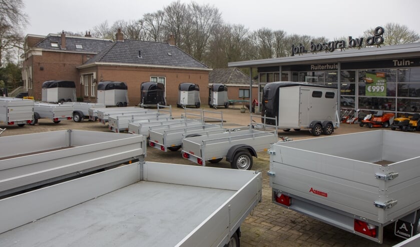 Veel keus bij Joh. Bosgra BV. Er is onder meer een grote afdeling aanhangwagens, paardentrailers, men- en marathonwagens.