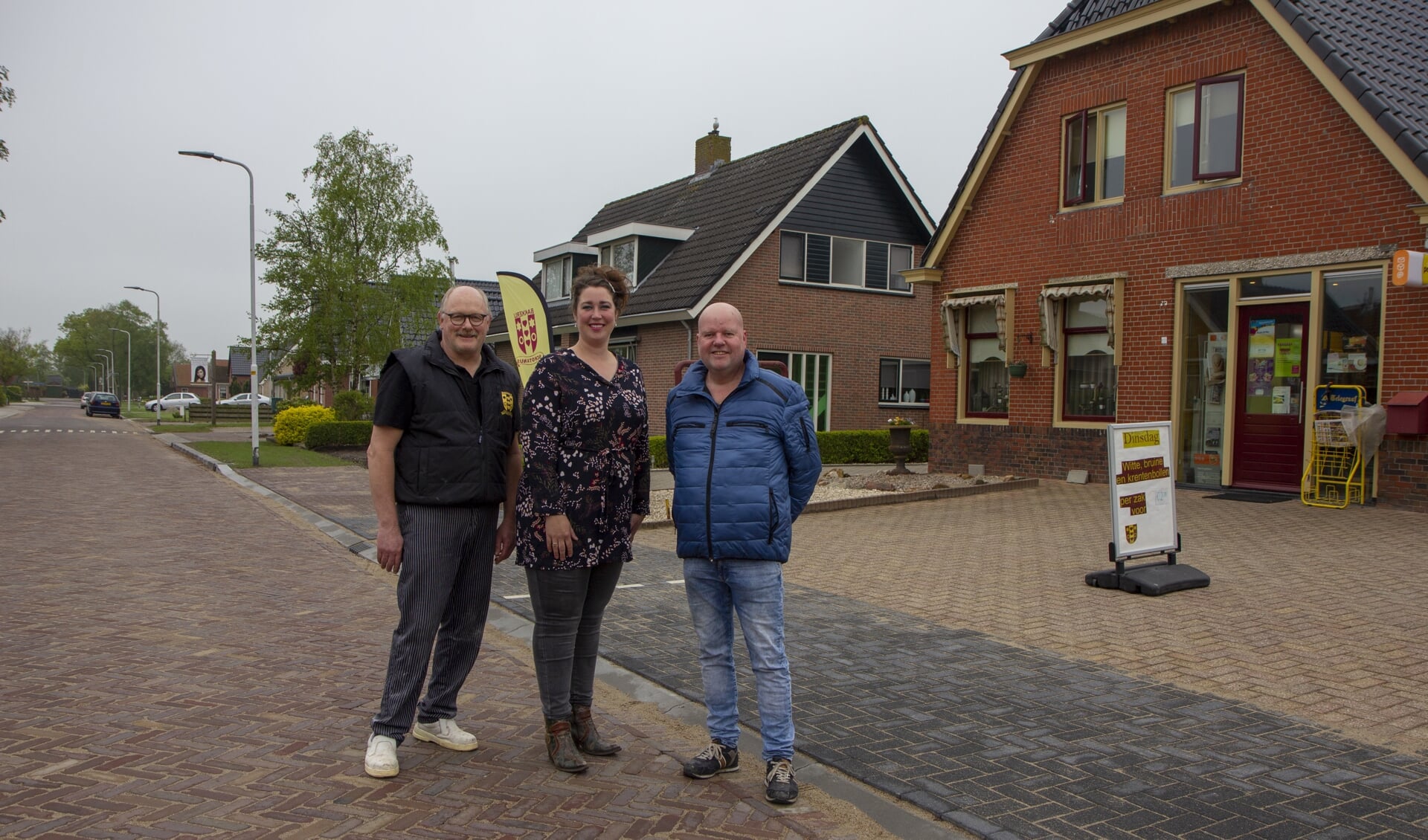 De ondernemers Wander Schotanus, Caroline Postma en Romke Dijkstra zijn blij dat de Doarpsstrjitte weer helemaal gereed is.