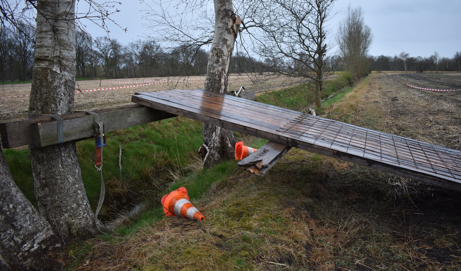 Een springplank voor de moedigste motorcrossers bij Opende (Gr.). Omrijden mag ook.