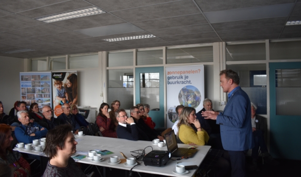 <p>Bouwe de Boer (rechts) opende 12 april 2019 het energiecafé in Dokkum. In het plafond zit infrarood-verwarming.</p>