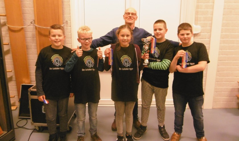 V.l.n.r. Yde Stel, Aad Dobbe, Anouk Riemersma, Jaco Hoeksma, Bowe Oostwoud en begeleider Joop de Vries van De Leister Igge.