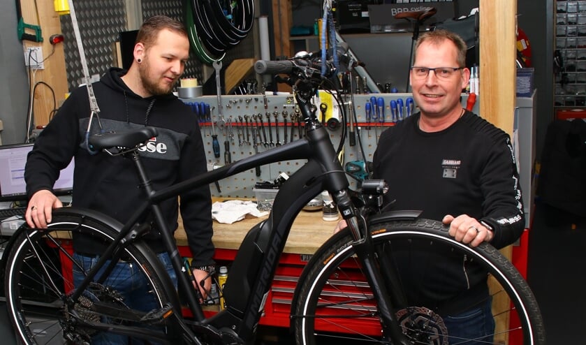 Daniël de Jong en Iede de Boer in de open werkplaats.