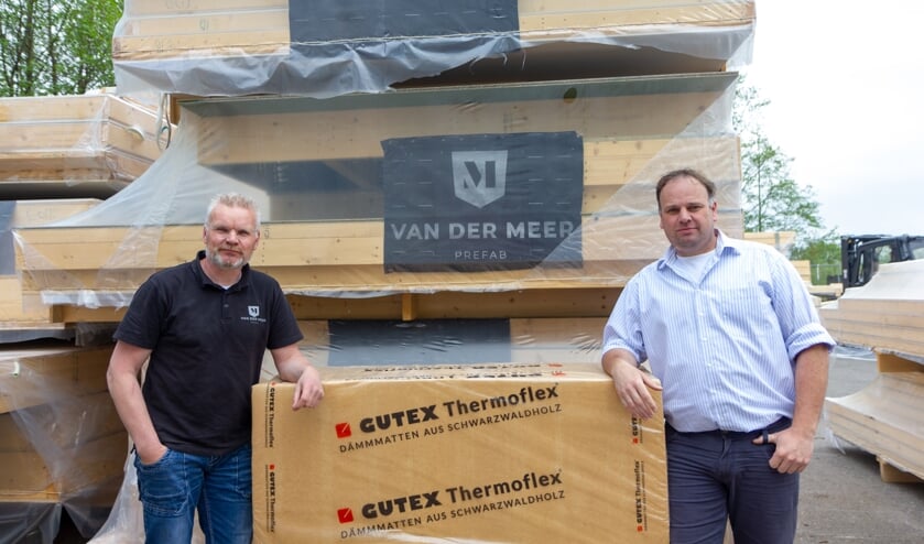 Foppe Land en Foppe van der Meer voor wanden gemaakt volgens het nieuwe systeem met houtwol isolatiemateriaal.