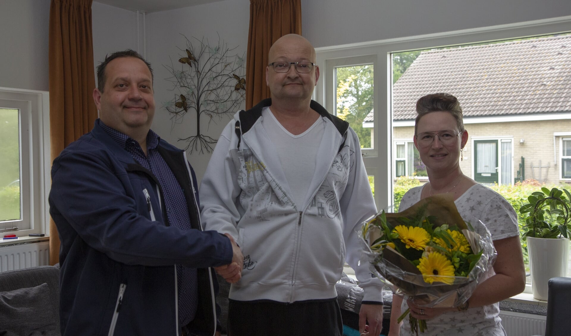 Directeur van Mezutec Jelle Booi feliciteert Wouter en Angelina Compeer met hun gewonnen waterontharder.
