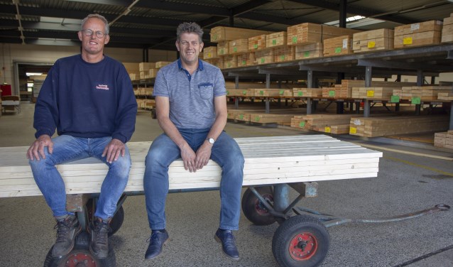 Jacob Barkmeijer en Jan Kempenaar in één van de opslagloodsen van Houthandel Barkmeijer aan de Riddersmaweg in Kollum.