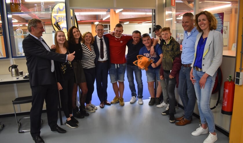 'Code Hans' is in feestelijke stemming in de Burgemeester Harmsmaschool in Gorredijk. Scan de foto met de ActiefPlus-app om het filmpje waarin Rob van der Holst een toelichting geeft, te bekijken.