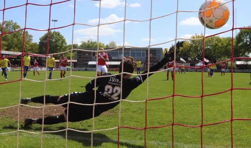 Jari Slort geeft keeper Nick Baars van FC Lisse geen kans en benut depenalty: 1-0. Bekijk ook het filmpje via de ActiefPlus-app.