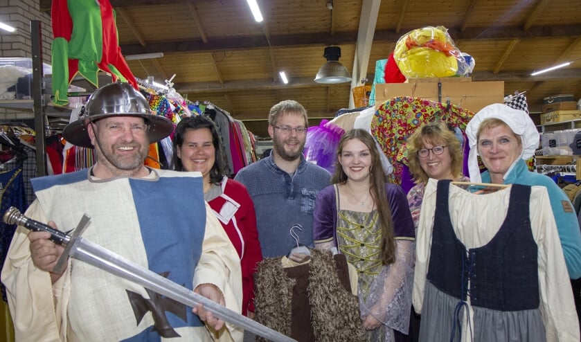 De vrijwilligers bij het Observeum die de middeleeeuwse dag organiseren, v.l.n.r. Geert Leistra, Jennifer Eerdmans, Melvin van der Veen, Mirjam Zijlstra, Carla Buscher (van kledingverhuurbedrijf Outfit) en Ant Wiersma.