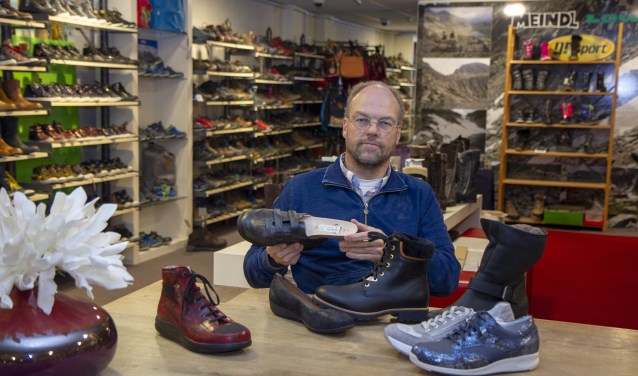 Ervaring leerde Sjoerd Lampers dat de binnenkant van een schoen de waarde van het schoeisel bepaalt.