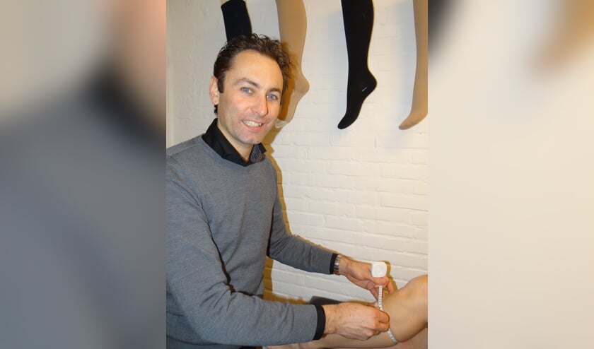 Klaas Helfrich is bandagist bij Helfrich Compressiezorg, met vestigingen in Surhuisterveen en Drachten.