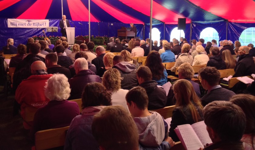 Het goed gevulde interieur van de tent van het Nederlands Bijbelstudie Centrum.