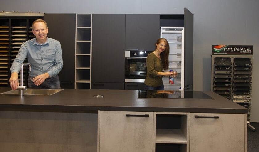 Rob en Jannie Wijnstra tonen in de showroom een grote verscheidenheid aan keukens en mogelijkheden.