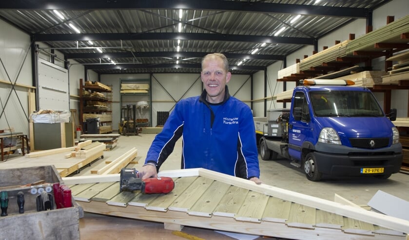 Menno Turkstra kocht op de Dukatenwei 10 in Burgum een eigen timmermansloods. Hier maakt hij de prefab-onderdelen op maat.