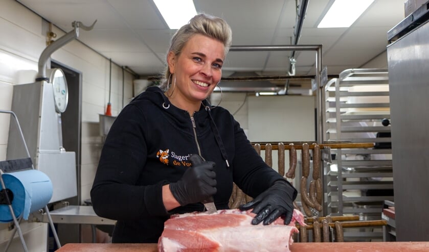 Maaike de Boer snijdt spareribs uit. Ook de worst op de achtergrond is van eigen fabricaat.