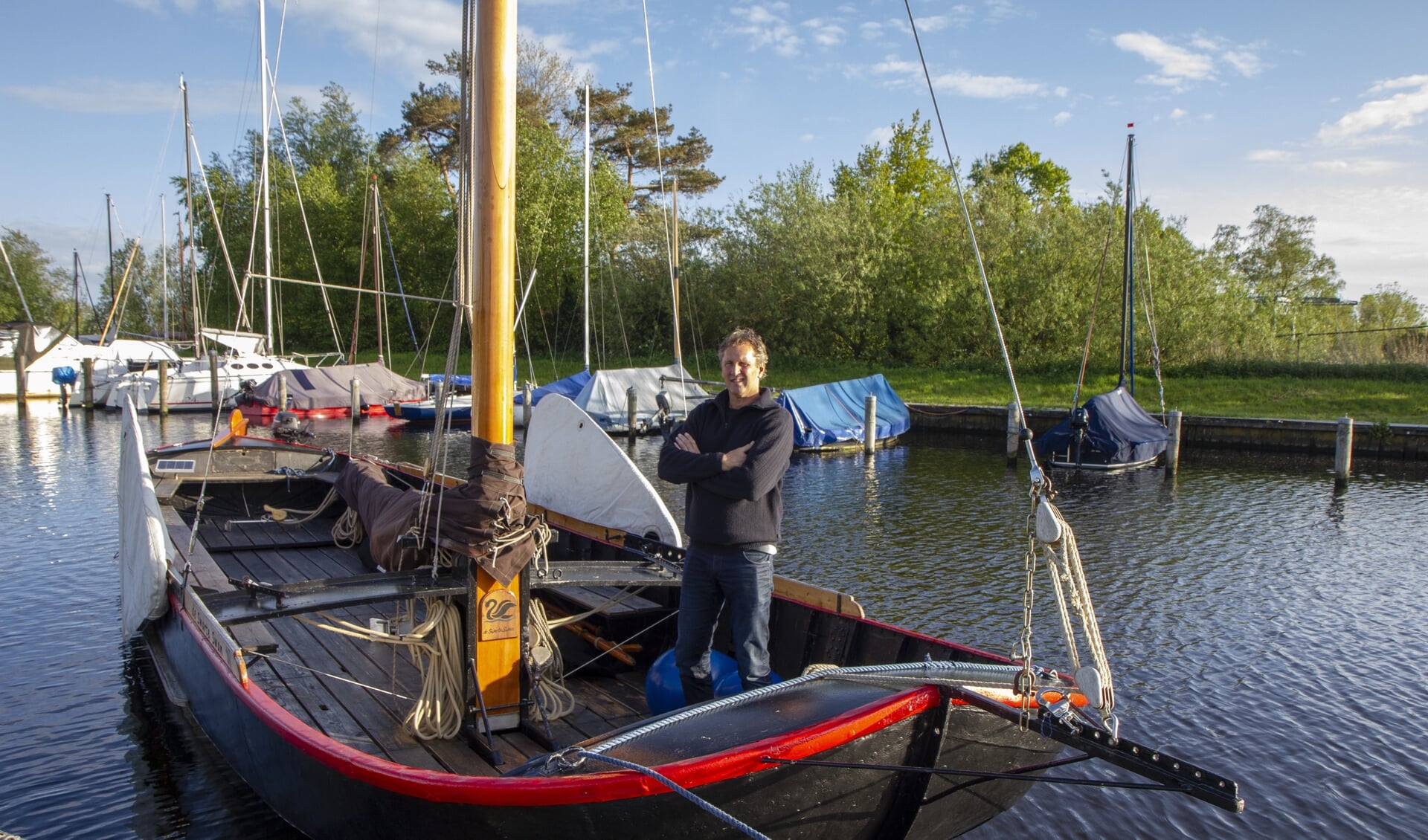 Henk Regts werd met zijn praam de Swarte Swan (thuishaven De Veenhoop) eerste in de competitie Fryske Boerepreamsilen 2018. Aanstaande zaterdag doet de Nij Beetster mee aan de proloog op de Burgumer Mar.