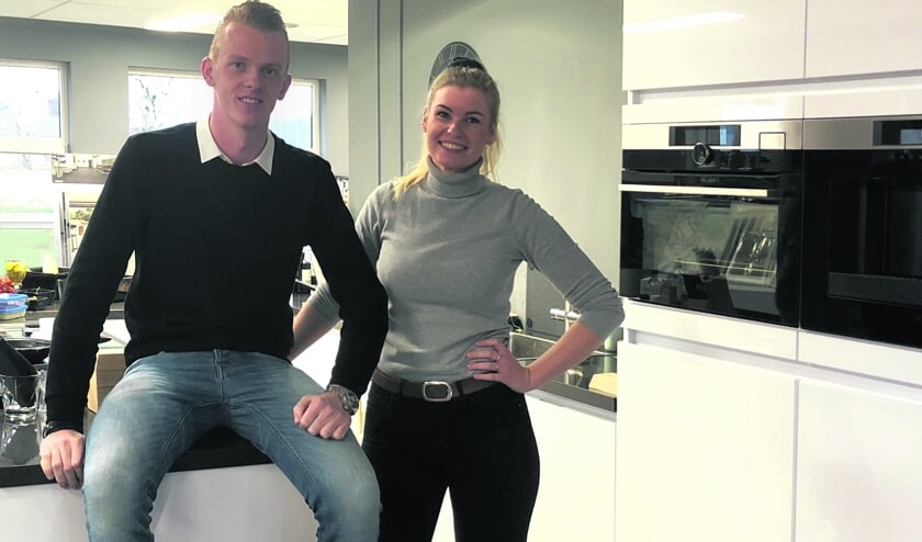 Ondernemer Wietse Kuipers met rechts gastvrouw Elianne Beerstra. “Mooi wonen, daarvoor ga ik als ondernemer. Daarbij wil ik het de mensen zo gemakkelijk mogelijk maken.”