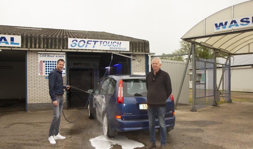 Anne Jan (l.) en Yde Lourens (r.). Autobedrijf en carwash De Zwette bestaat 25 jaar. Achter de carport het dak met zonnepanelen.