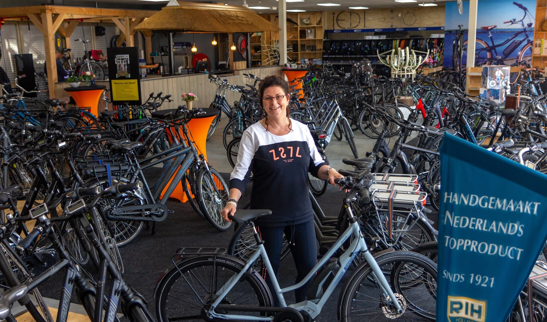 Marga de Boer is in haar element in de showroom. De Boer Tweewielers heeft meer dan 250 fietsen op voorraad. 