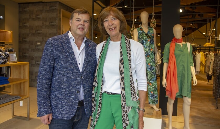 Douwe en Janny Blom - hier in de winkel Blom Mode - runnen met passie elf modezaken, waaronder vier in Drachten.