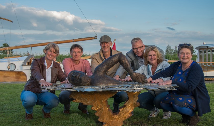 De initiatiefgroep die het kunstwerk realiseerde. V.l.n.r. Anita van der Weide, Ronald Noppers, Hans Jouta, Jenno Terpstra, Monique Reitsema en Babs Gezelle Meerburg.