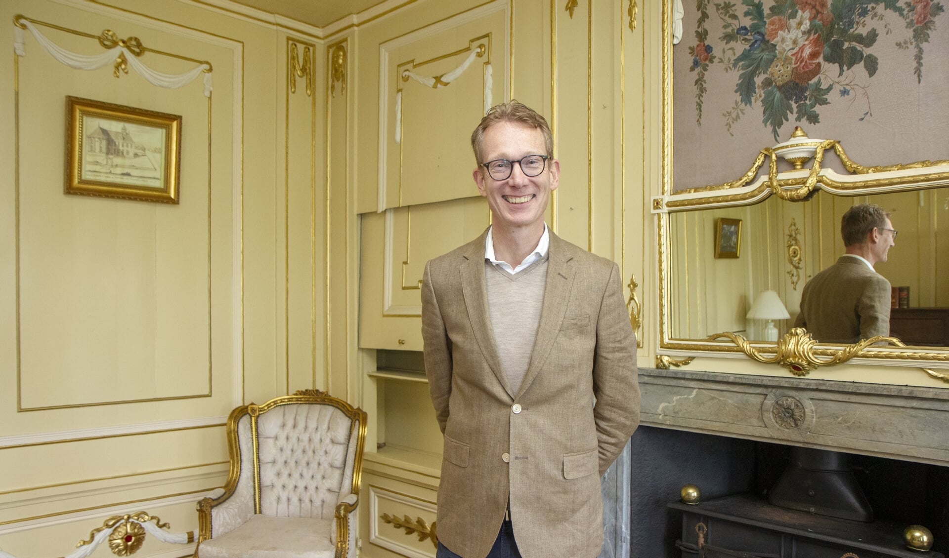 Architectuurhistoricus Niek Smit van Vereniging Hendrick de Keyser vertelt in de kamer van Harsta State over de fraaie ornamenten in Lodewijk XVI-stijl.