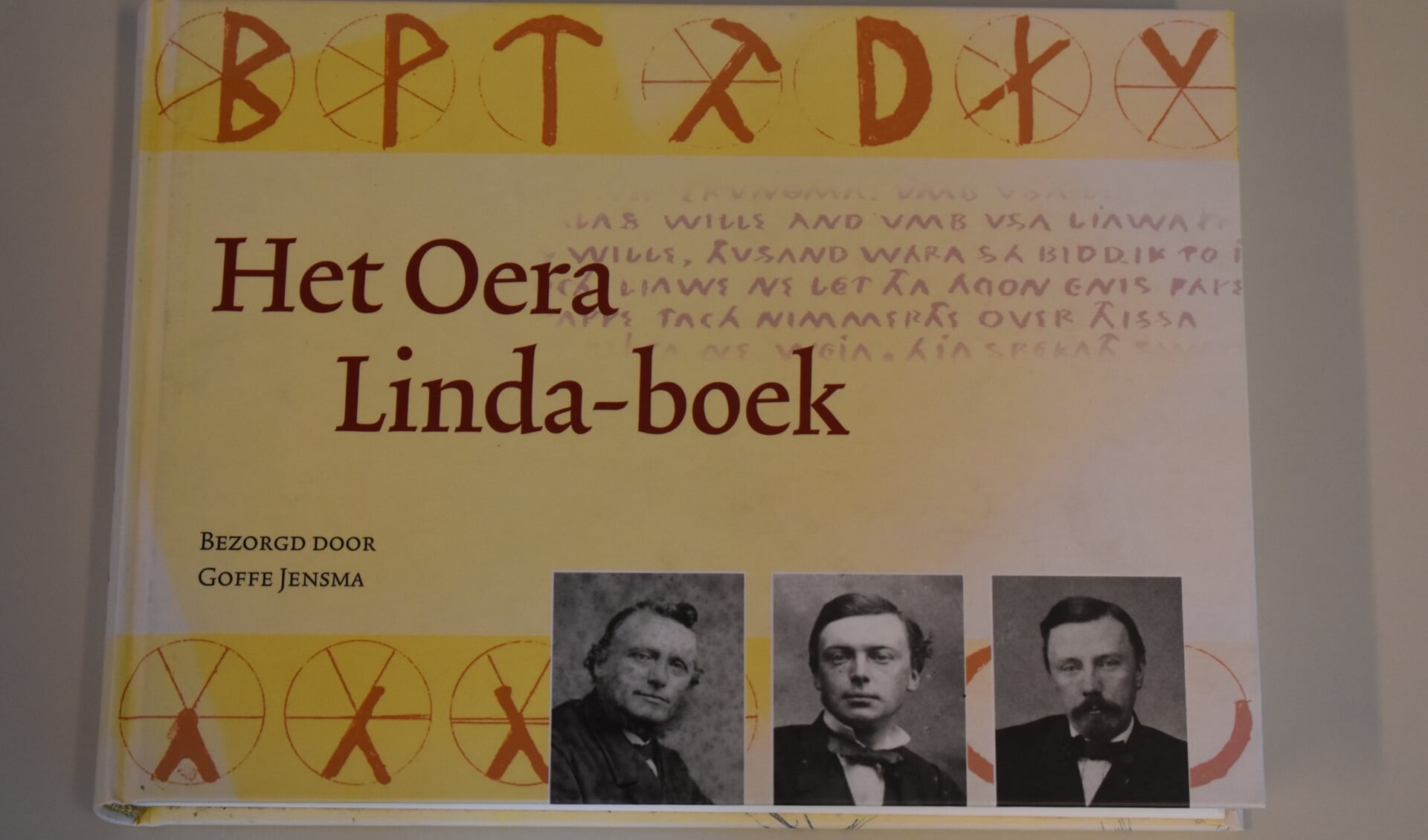 Omslag van Het Oera Linda-boek, verzorgd door dr. GoffeJensma.