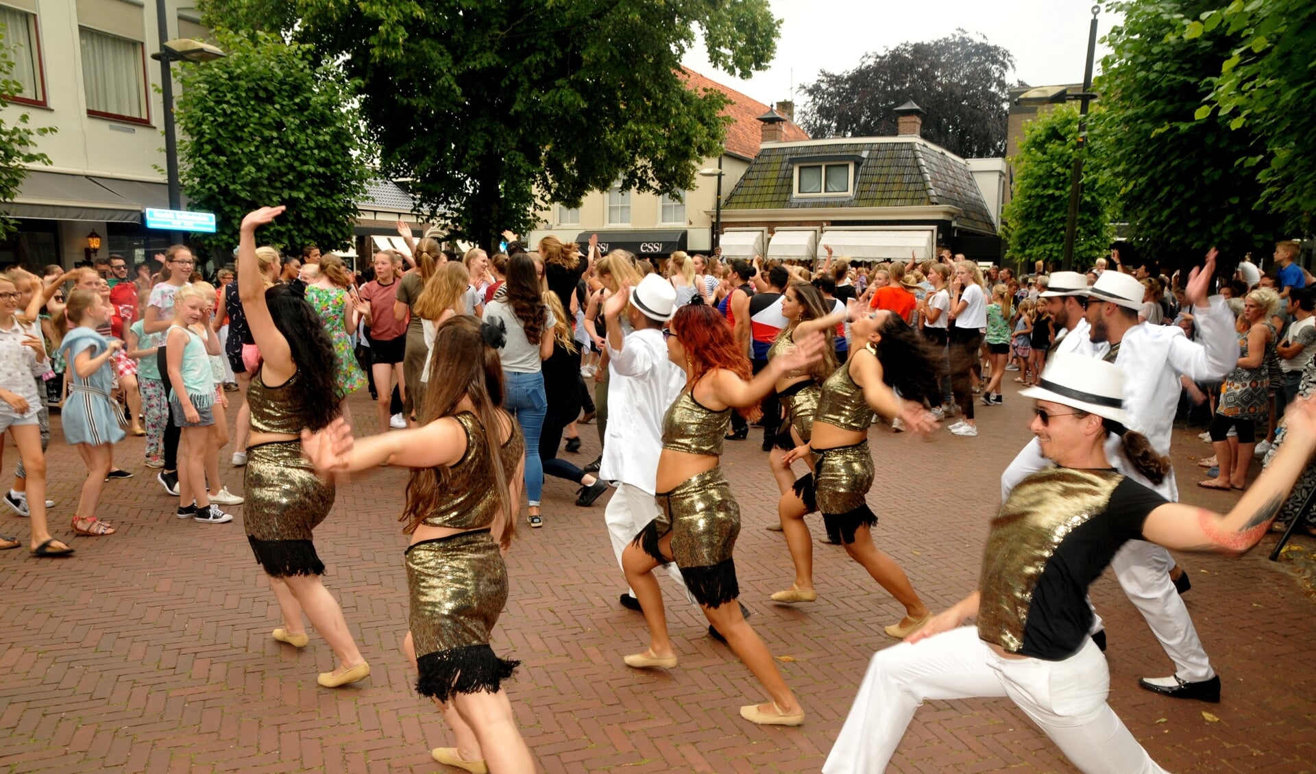 Ook dit jaar zijn er optredens van dansgroepen in het winkelcentrum van Burgum. Meer dan ooit is het de bedoeling dat het publiek mee kan dansen.