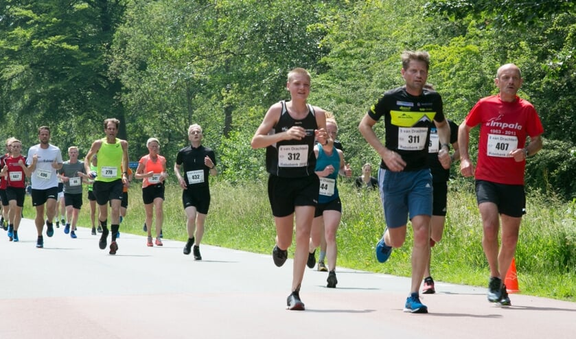 Hardlopers van 8 van Drachten op weg naar de finish.