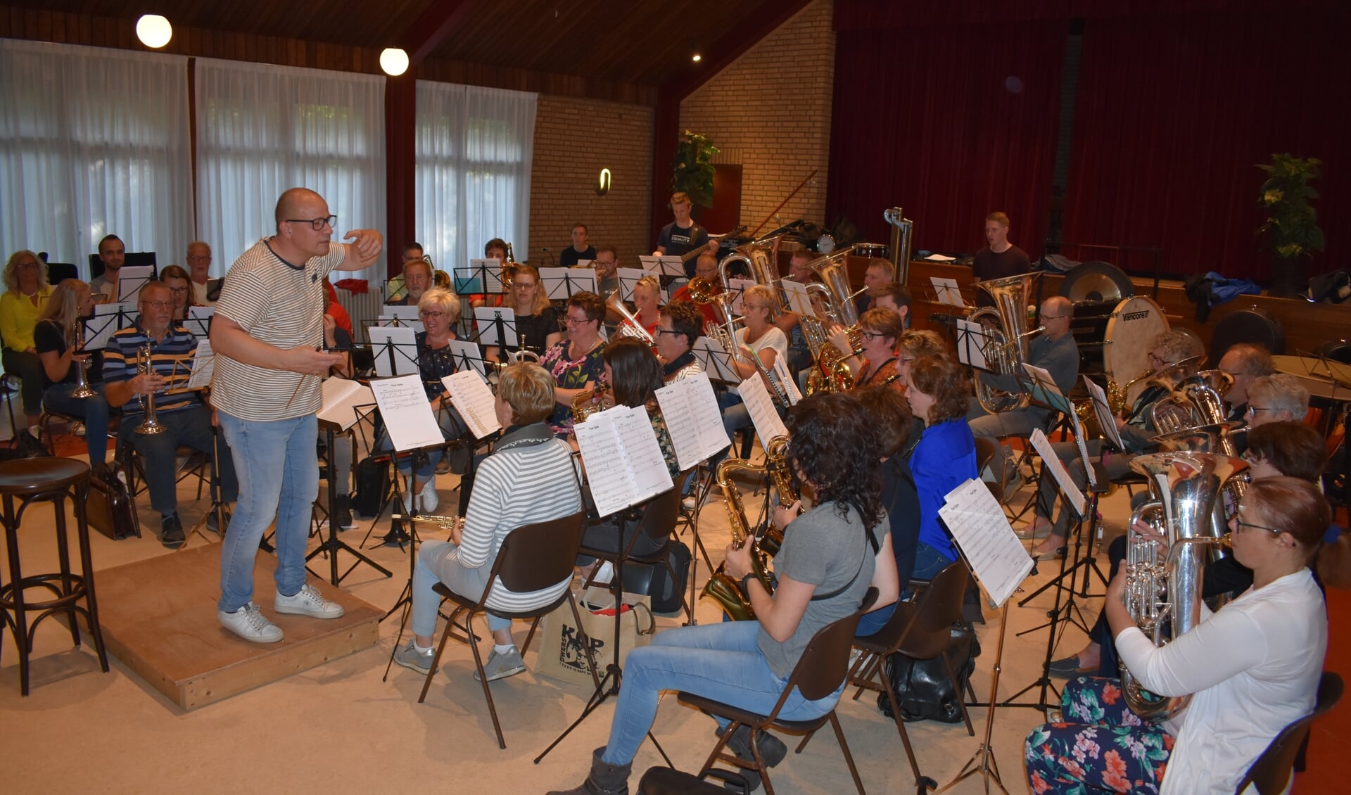 De Lofstem in Sumar repeteert voor het jubileum, onder leiding van dirigent Jan Geert Nagel.