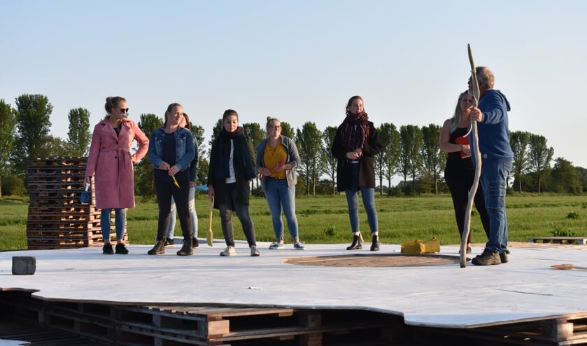 Boer Kevin (rechts) vraagt de zeven maagden waarom zij in zijn weiland graven. (Zie ook het filmpje met de ActiefPlus-app).