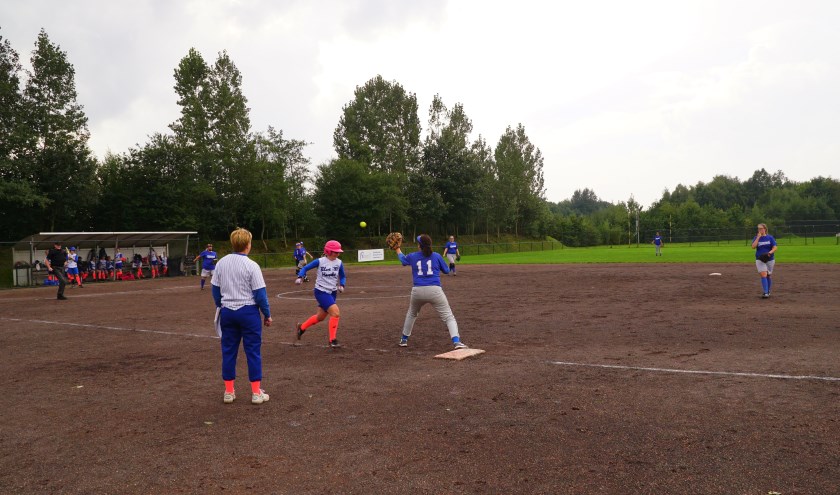 Ondanks het verlies was er tevredenheid bij de softbalsters van Drachten Diamonds (blauw tenue).