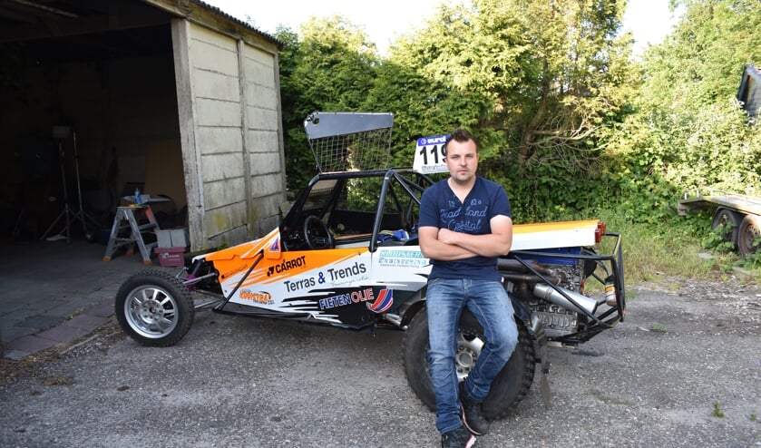 Arjen Kooistra uit Garyp met z'n crossauto (2000 cc-Sprintklasse).