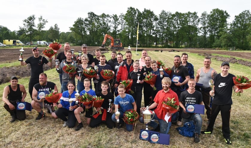 De prijswinnaars in de verschillende klassen werden gehuldigd op het middenterrein van het crossterrein en poseerden graag even voor de fotograaf.