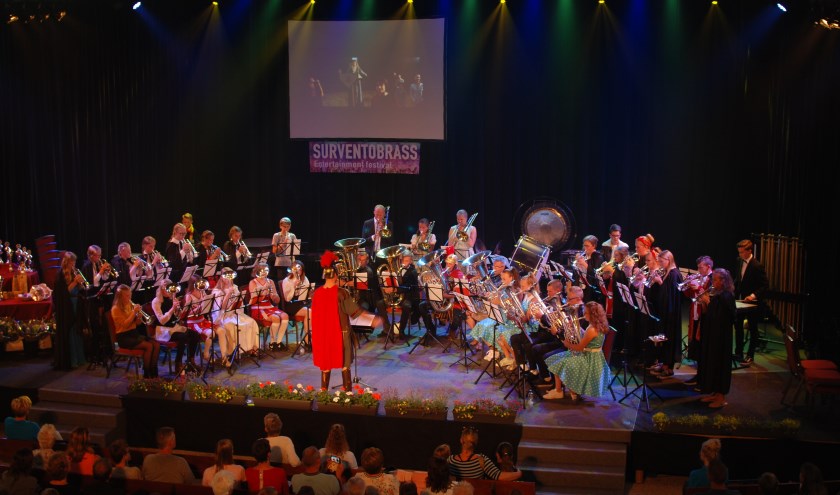 Een optreden van koperensemble de Wâldsang uit Buitenpost vorig jaar tijdens Surventobrass. Scan de foto voor een promotiefilmpje van Surventobrass 2019.