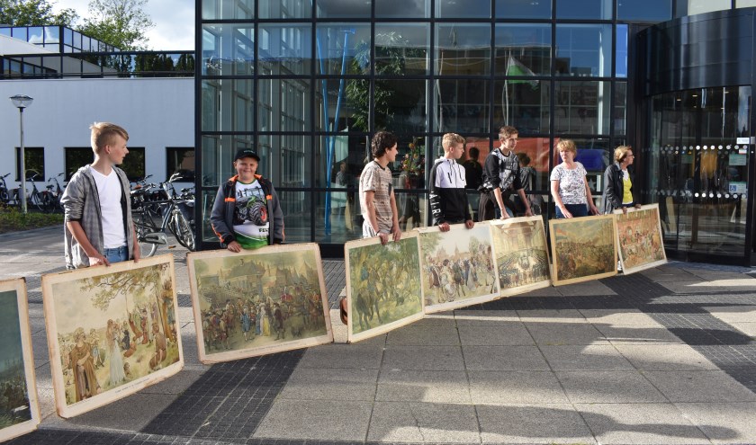Met oude schoolborden uit de school van De Tike werd dinsdag voor het gemeentehuis gedemonstreerd voor behoud van de school.