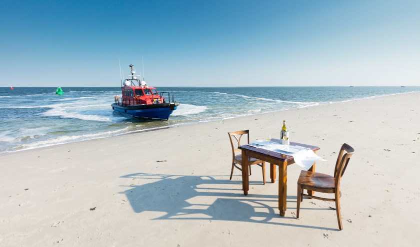 Bij Beleef Lauwersoog is het zelfs mogelijk om op een zandplaat te dineren, met uitzicht op de Waddenzee.