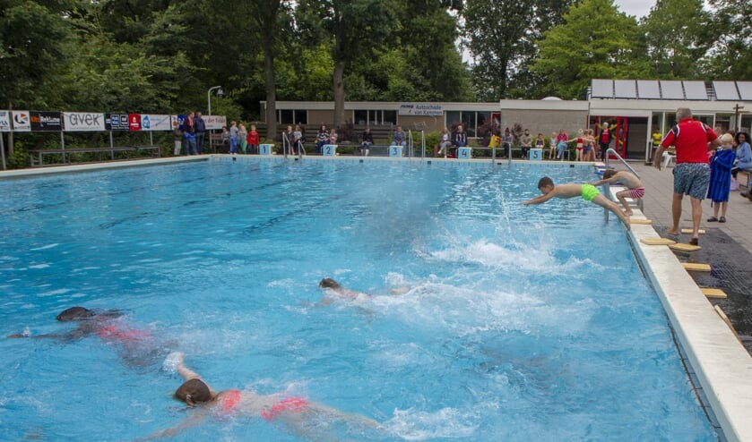 Drijven in het water is een belangrijke vaardigheid voor het leren zwemmen. Ook voor het leren van de borstcrawltechniek is dit een essentieel element. Zie het filmpje achter de foto met je app.