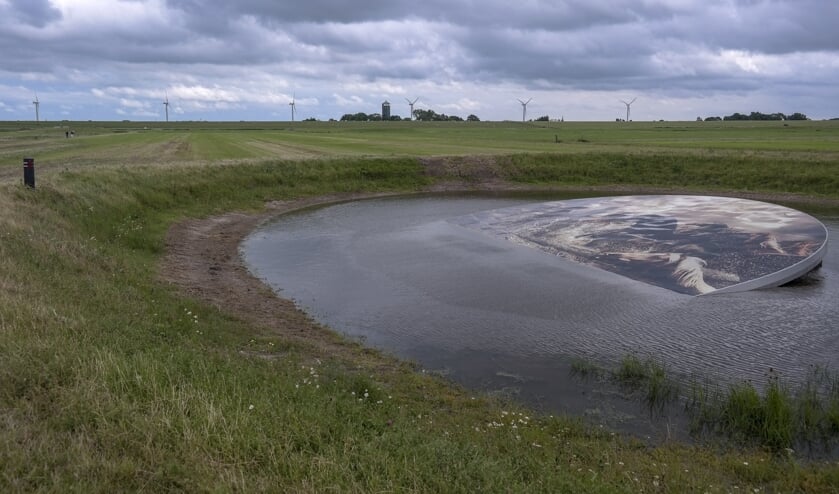 Op de plaats waar de paarden in 2006 vast stonden door hoog water, ligt nu het kunstwerk van Marcel van Luit. Wandelaars passeren het punt tijdens een 7 kilometer lange route De Dobbepaarden.