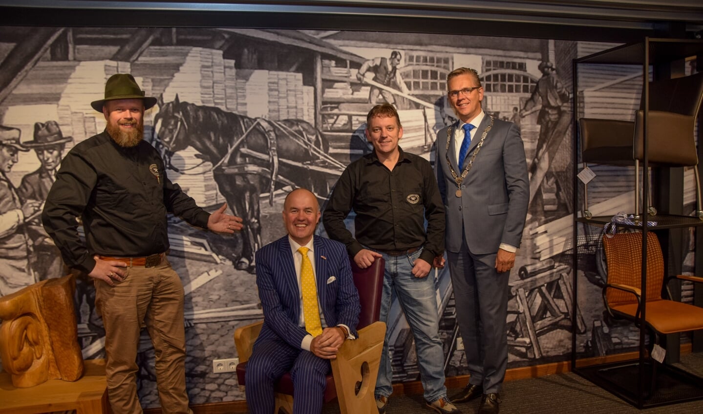 Seye Herke Brinkman, commissaris van de Koning Arno Brok, ondernemer Feico Westra en burgemeester Jeroen Gebben tijdens de opening van de vernieuwde Meubelfabriek. 