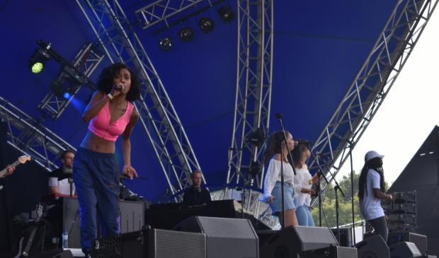 <p>Zangeres A Mili en haar band deden hun best het publiek mee te krijgen, 1 juli 2019 op het Simmerdeis-festival in Drachten. </p>