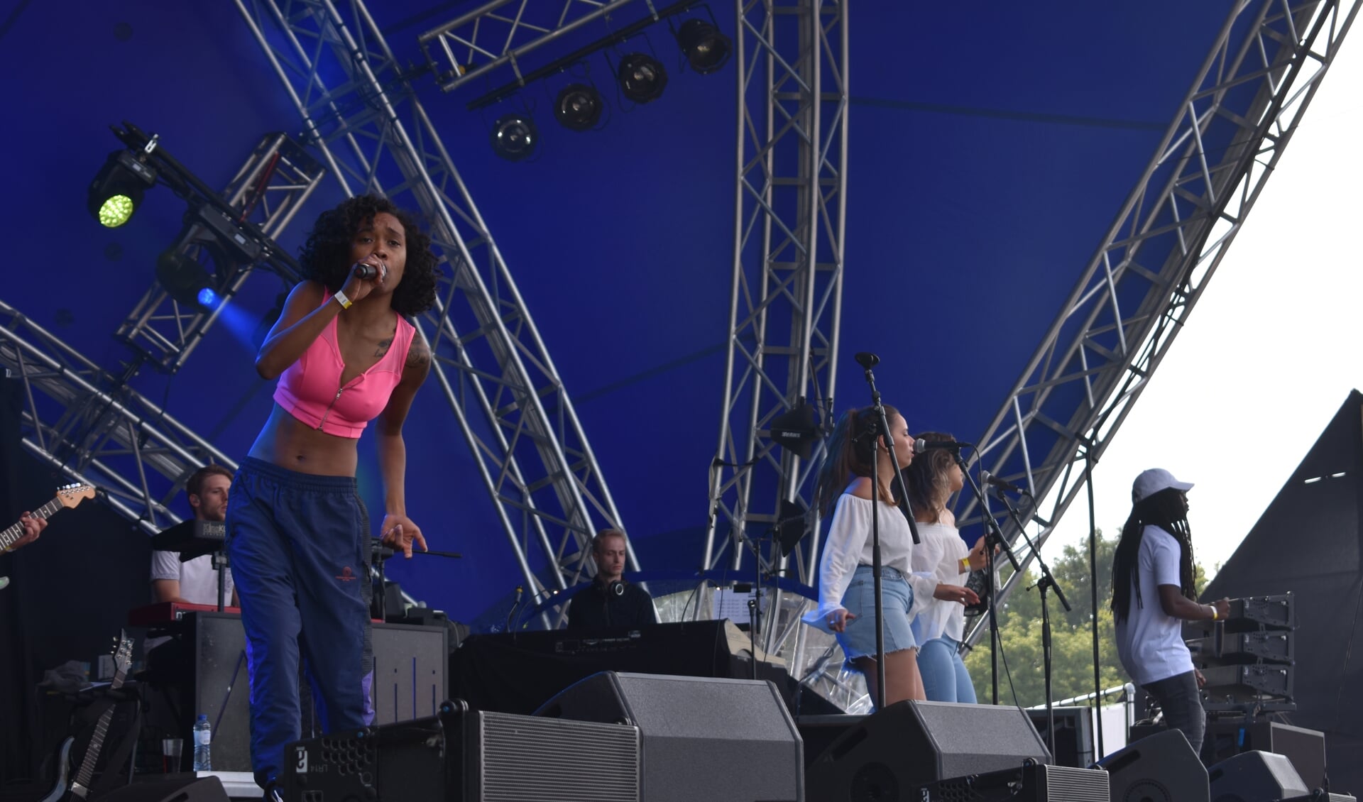 Zangeres A Mili en haar band deden hun best het publiek mee te krijgen, 1 juli 2019 op het Simmerdeis-festival in Drachten. 