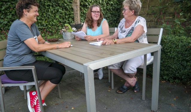 Bea Westerdijk, Jetske Hoekstra en Doutsje Hoekstra-De Vries zorgen er ook dit jaar voor dat er een gezellige braderie kan plaatsvinden in Earnewâld.