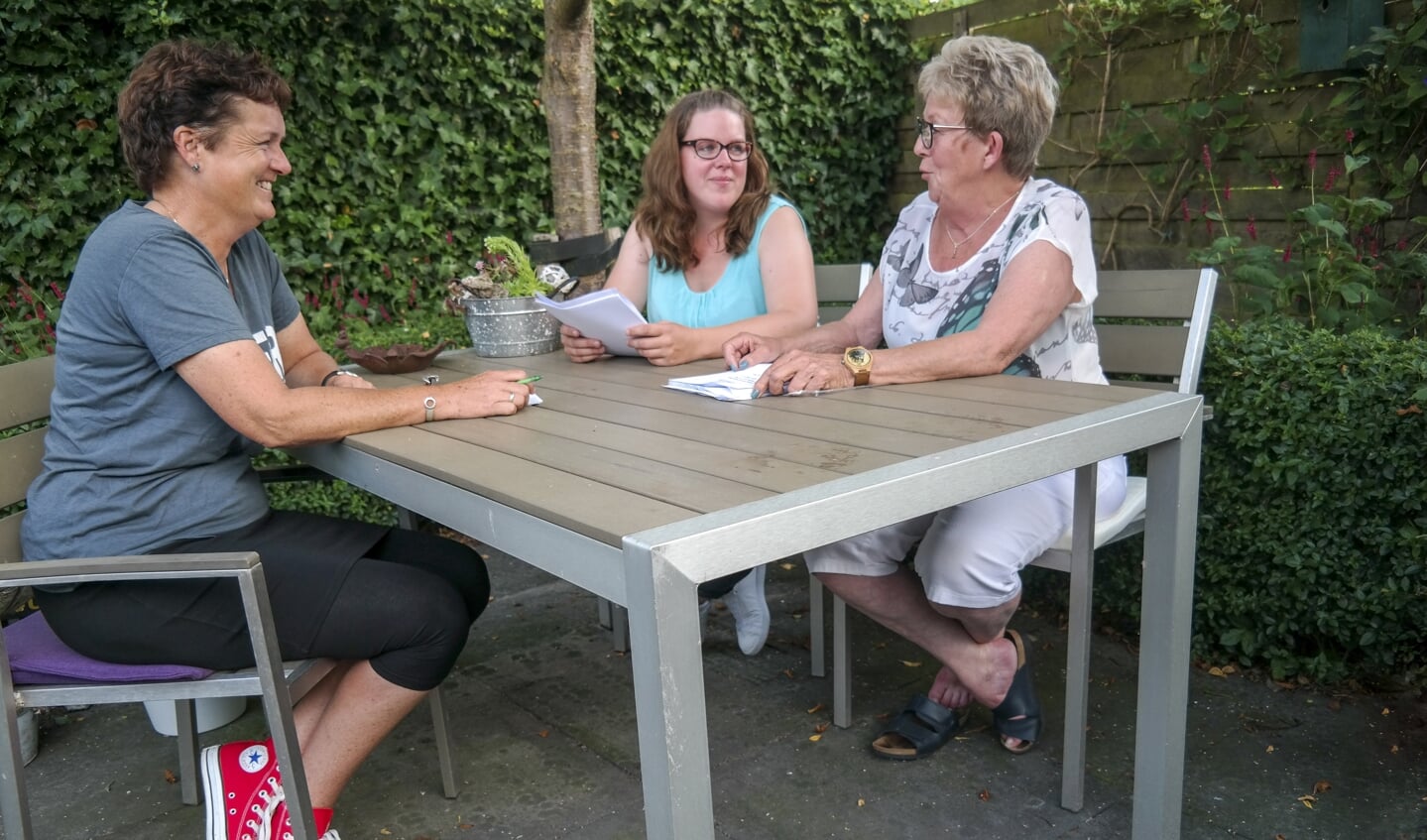 Bea Westerdijk, Jetske Hoekstra en Doutsje Hoekstra-De Vries zorgen er ook dit jaar voor dat er een gezellige braderie kan plaatsvinden in Earnewâld.