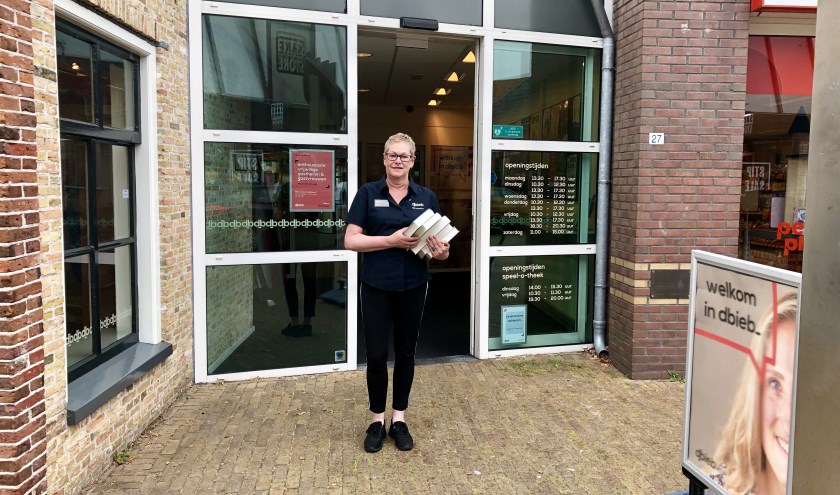 Hillie de Vries voor dbieb aan de Schoolstraat in Burgum: "Het voelt ook een beetje als mijn dbieb".