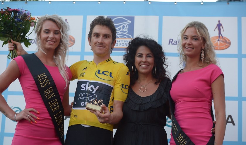 Geraint Thomas won vorig jaar in Surhuisterveen de Gouden Fiets van de Kooyenga Groep uit Dokkum. Uit handen van Sylvana Kooyenga ontving de winnaar van de Tour de France het gouden kleinood.