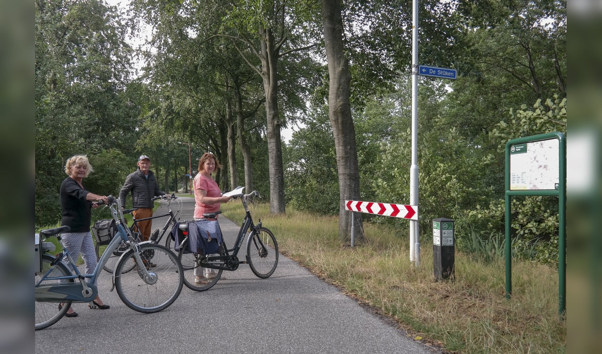 V.l.n.r. Baukje Tijsma, Jappie Borger en Martje Borger bij het fietsknooppunt 49 in Harkema. Ze zijn onderweg op de fiets, want ze organiseren op zaterdag 10 augustus een fietstocht vanuit Harkema. 