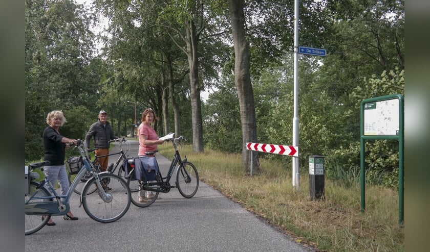 V.l.n.r. Baukje Tijsma, Jappie Borger en Martje Borger bij het fietsknooppunt 49 in Harkema. Ze zijn onderweg op de fiets, want ze organiseren op zaterdag 10 augustus een fietstocht vanuit Harkema. "De start is bij TC de Harkema, Fûgelkamp 6A, vanaf 09.30 tot 13.30 uur, deelname €3,-. We komen op hele verrassende plekken. De pauzes zijn altijd in een mooie tuin", vertelt Martje enthousiast.